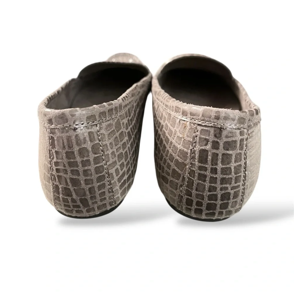 AEROSOLES sleek hands